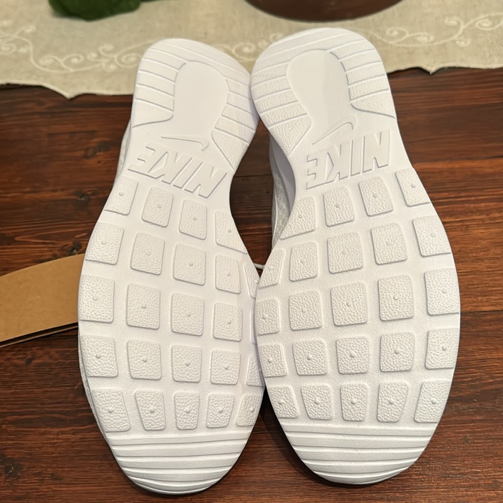 Nike Women’s Tanjun Size 8.5 Brand New